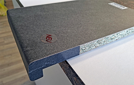 Seitenansicht von Schiefer Fensterbank